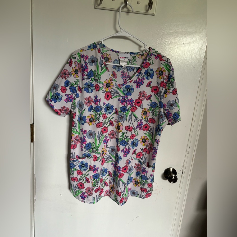 Women’s scrubstar floral scrub top.